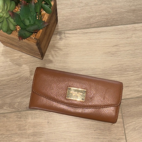 Michael Kors Brown Jet Set Slim Flap Wallet - Picture 2 of 8